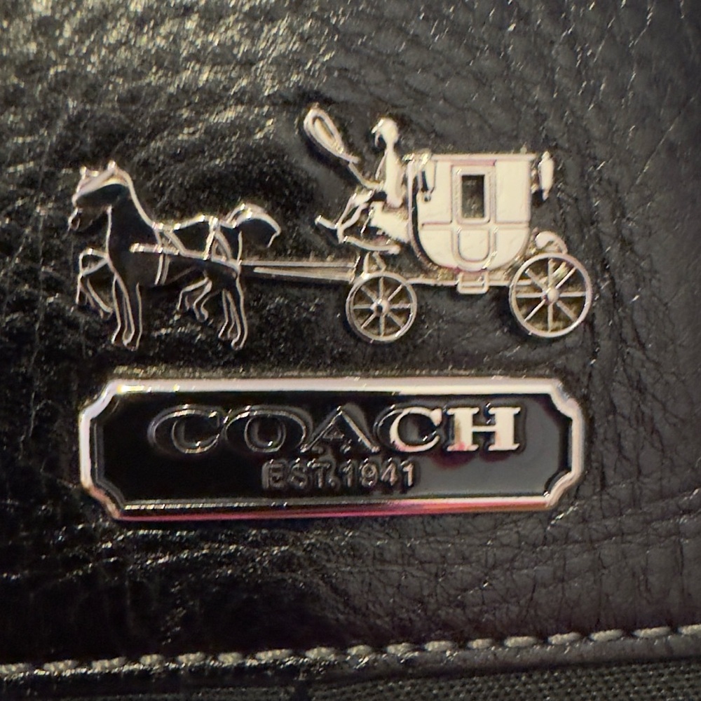 COACH WOMEN’S BLACK SIGNATURE BAG IN GREAT CONDITION SEE ALL PICTURES - Picture 10 of 13